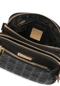 Borsa a tracolla nera con motivo geometrico in rilievo, dettagli in metallo dorato, multiple tasche con zip e fodera interna in satin.