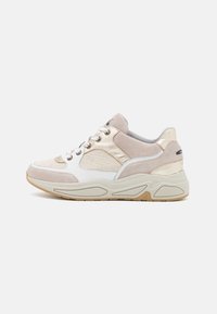 Lagani sneakers s gornjim dijelom od bijelog i bež nubuka i tekstila, s teksturiranim detaljima i debelim, pjenastim potplatom s bež gumenim donjim dijelom.