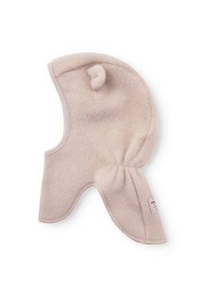 Chapeau balaclava en polaire beige avec une forme arrondie, des rabats latéraux et un petit pompon décoratif. Étiquette cousue sur le côté. Texture douce.