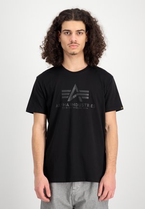 Schwarzes Baumwoll-T-Shirt mit einem mattschwarzen Grafiklogo, das geometrische Elemente und Text enthält. Kurze Ärmel, Rundhalsausschnitt, lässige Passform.