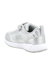Scarpa atletica argento con tomaia testurizzata adornata da paillettes, chiusura con strap e suola in gomma bianca con motivo.