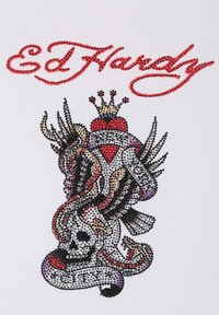 Witte t-shirt met een kleurrijk, met strass versierd ontwerp van een schedel, kroon en vleugels, met de tekst "Ed Hardy" in het rood.