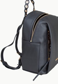 Czarny skórzany plecak o teksturowanej powierzchni, złotych suwakach, eleganckim designie i zewnętrznej kieszeni. Regulowany pasek z okrągłymi akcentami metalowymi.