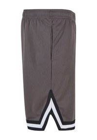 Shorts de sport gris avec taille élastique et détail de bordure chevron noir et blanc en bas de l'ourlet.