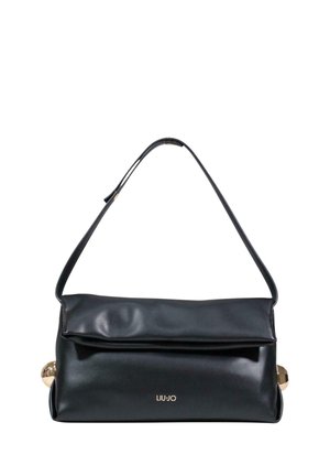 Bolso de hombro de cuero negro con solapa plegable, detalles laterales dorados, correa ajustable y logo "LIU·JO" en el frente.