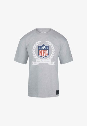 Graues kurzärmliges T-Shirt mit NFL-Wappenlogo, umgeben von einem Lorbeerkranz und dem Text "From The Archives 1920" auf der Vorderseite.