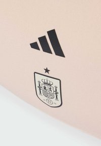 Palla da calcio Adidas, superficie rosa pallido, logo nero delle tre strisce e stemma della federazione spagnola con una corona e dettagli della data.
