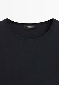 Zwart T-shirt met ronde hals, zichtbare gestikte neknaad en een Massimo Dutti-label aan de achterkant van de kraag, gemaakt in Portugal.
