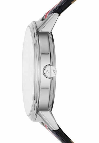 Boîtier de montre en argent avec une finition lisse, bracelet noir avec des accents rouges et blancs, et un bouton gravé affichant "A X."