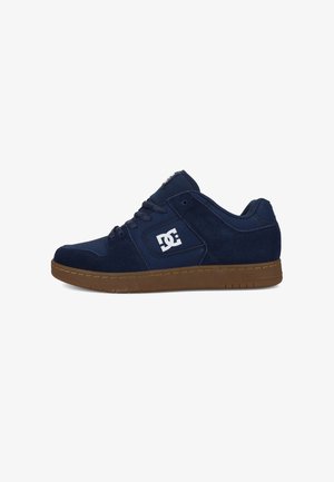 Marineblå ruskinds-sneaker med gummisål, prydet med et hvidt logo på siden og en polstret krave for støtte. Snørebåndsdesign.