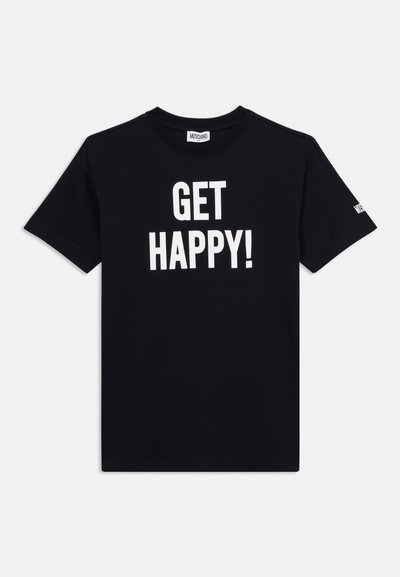 Črna majica s kratkimi rokavi z belim odebeljenim napisom "GET HAPPY!" spredaj in majhnim logotipom Moschino na desnem rokavu.