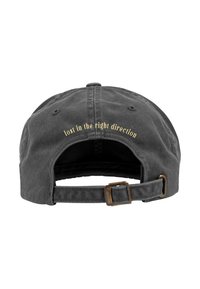 Črna bombažna bejzbol kapa s ukrivljenim robom, nastavljivim usnjenim trakom in zlatim vezenim napisom "izgubljen v pravi smeri" na hrbtni strani.