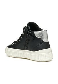 Sneaker alto in pelle nera con accenti argento, zip laterale, suola in gomma e suola bianca testurizzata. Design pulito con hardware minimale.