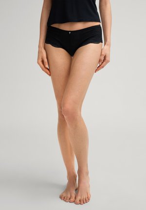 Zwarte kanten shorts met geschulpte randen, voorzien van een decoratieve vooraccent. Zachte stof, aansluitend ontwerp en een middelhoge taille.