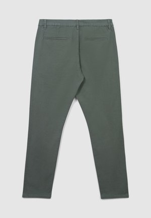Chinos verde in cotone con un design slim-fit, dotati di due tasche posteriori e una texture liscia. La cintura presenta passanti per la cintura.