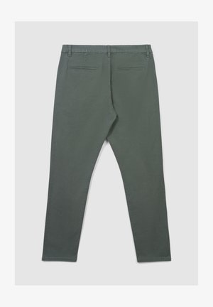 Chinos verde in cotone con un design slim-fit, dotati di due tasche posteriori e una texture liscia. La cintura presenta passanti per la cintura.