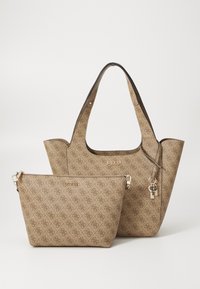 Bruine tote bag met patroon en een gladde afwerking, inclusief een kleinere bijpassende pouch. Voorzien van gouden hardware en logo-accenten.