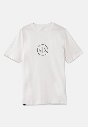 Biała bawełniana koszulka z krótkim rękawem, z okrągłym czarnym logo z "A/X" na środku, klasyczny dekolt w serek.