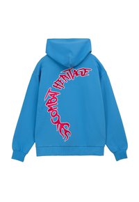 Niebieska bluza z kapturem i sznurkiem do ściągania. Posiada dużą różową i czerwoną grafikę tekstową z tyłu, teksturowany materiał oraz ściągacze przy mankietach i u dołu.