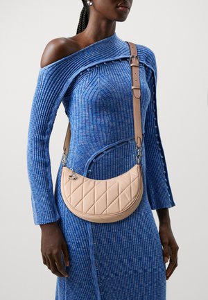 COACH QUILTED PILLOW MIRA SHOULDER BAG - Handtasche - lh/buff