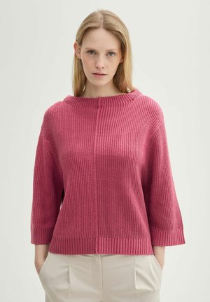 Roze geribbelde gebreide trui met een brede halslijn en driekwartmouwen. Heeft een textuurafwerking en horizontale ribbels over de gehele trui.