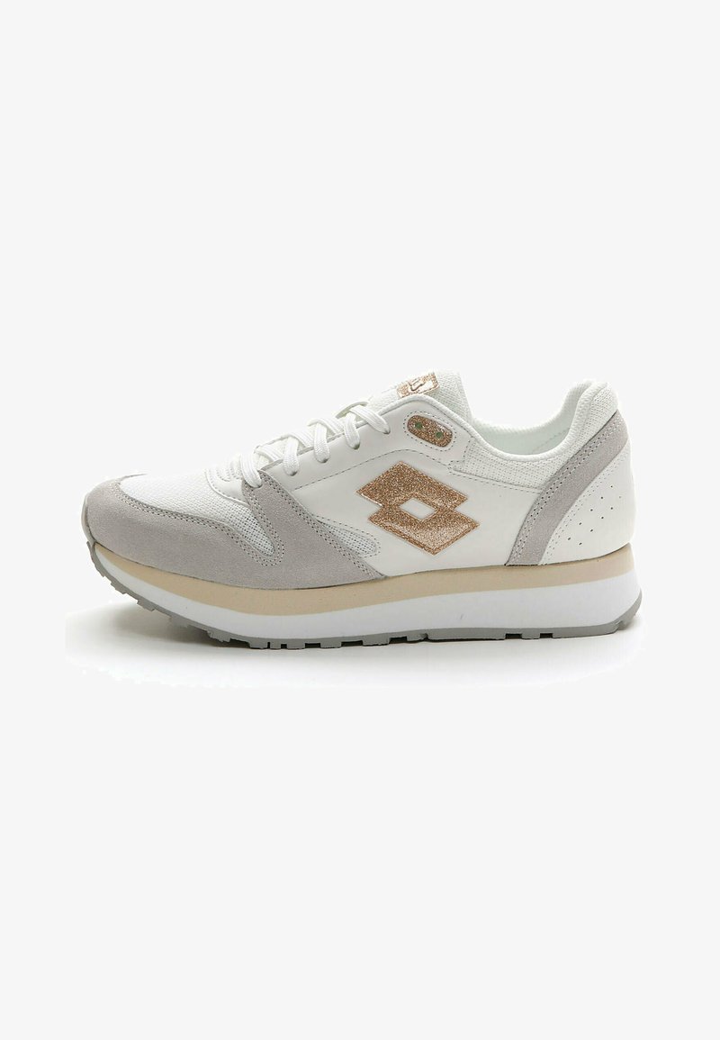 Chaussure de sport blanche et grise en cuir suédé et en matériau en maille, avec des accents métalliques, une semelle rembourrée et un design à lacets.