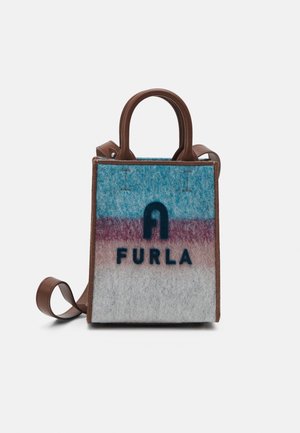 Lille rektangulær håndtaske med brune læderhåndtag og trim, filt krop i blå, lilla og hvid gradient, samt "FURLA" logo foran.