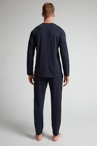 Marineblaues langärmliges Oberteil und passende Hose aus weichem Stoff, mit Rundhalsausschnitt und lässiger Passform, geraden Beinen und minimaler Detailgestaltung.
