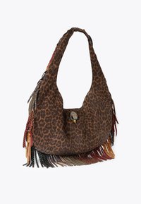 Torebka w print w panterę o zaokrąglonym kształcie, z miękkiego materiału tekstylnego, z frędzlami w różnych kolorach. Posiada ozdobny zamek w kształcie ręki.