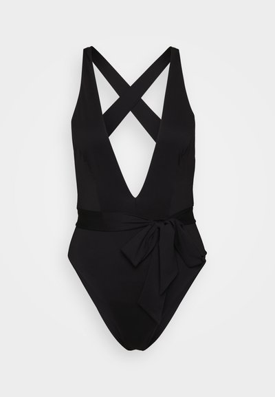 Fato de banho preto em uma peça com decote em V profundo e alças cruzadas. Apresenta um cinto amarrado na cintura e textura suave.