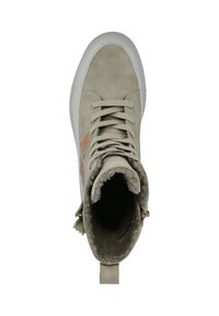 Zapatilla alta beige con exterior de ante, forro de pelo sintético texturizado, suela de goma color crema y acentos naranjas cerca de los cordones.