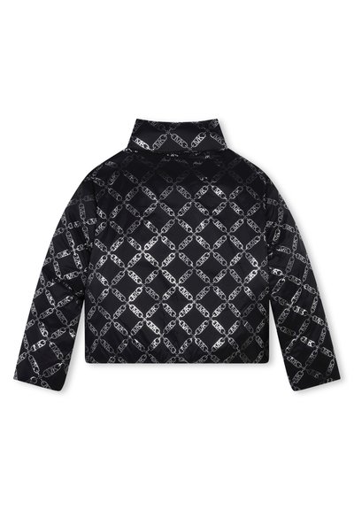Veste noire courte avec un motif géométrique brillant en argent. Dotée d'un col haut et de manches longues, fabriquée en matériau lisse et rembourré.