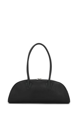 Sort læderhåndtaske med forlænget halvmåneform, dobbelte håndtag og lynlåslukning øverst.