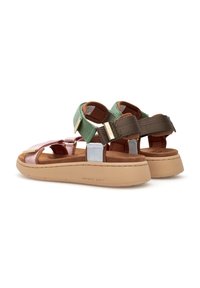 Remmar sandaler i gröna, bruna, rosa och blå syntetiska material, med en vadderad brun fotbädd och en strukturerad beige yttersula.