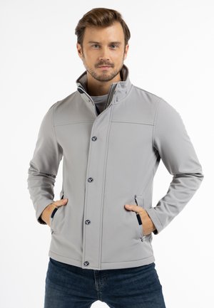 Grijze softshell jas met een hoge kraag, knopen aan de voorkant, twee zijzakken en contrasterende stiksels. De stof lijkt glad en duurzaam.