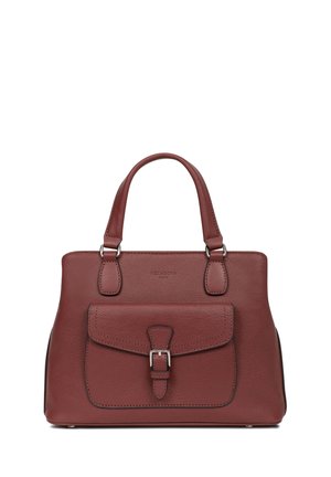 Borsa a mano rossa in pelle con un design strutturato, doppi manici superiori, tasca a pattina frontale e dettagli in metallo argentato. Superficie testurizzata e dettagli di cucitura.