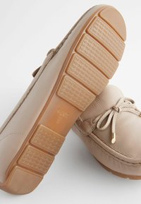 Next FOREVER COMFORT BOW DRIVER REGULAR FIT - Mokasinai - nude