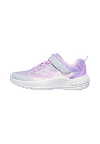 Zapatilla deportiva morada y blanca con parte superior de malla, cierre de cordones y tiras de Velcro, paneles texturizados y suela acolchada.