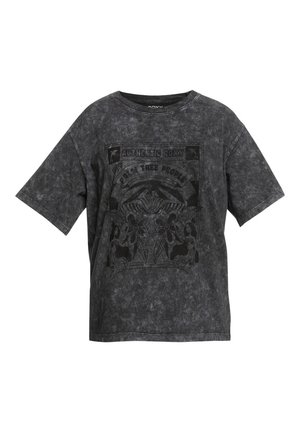 Camiseta de manga corta color gris oscuro con efecto ácido y un gráfico negro desgastado que presenta texto, plantas y dos figuras femeninas sentadas.