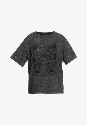 T-shirt à manches courtes gris foncé effet délavé avec un motif noir estompé comprenant du texte, des plantes et deux figures féminines assises.