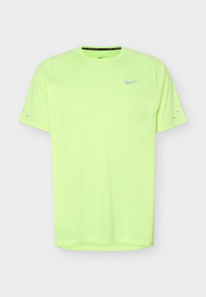Neongrünes Nike Sportshirt mit kurzen Ärmeln, Rundhalsausschnitt und silbernen Nike-Swoosh-Logos auf Brust und Ärmeln.
