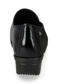 Scarpe nere con tacco in vernice lucida e tomaia in tessuto strutturato. Punta arrotondata e dettaglio del logo del marchio in modo discreto sul lato.