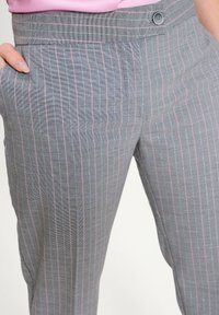 Pantaloni grigio a righe con sottili linee verticali rosa, chiusura con bottone e tasche laterali, realizzati in un tessuto a trama liscia.