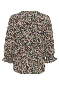 Blommig blus med svart bakgrund och mångfärgade blommor. Mjukt tyg, rund halsringning och puffärmar med volangkant.