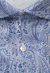 Chemise en tissu bleu à motif cachemire avec col à pont, dotée d'un seul bouton blanc sur la patte de boutonnage. Texture douce et design complexe.