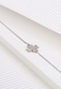 Zilveren armband met een vierbladige klavertrou, voorzien van een delicate ketting. Gladde oppervlakte en een glanzende afwerking op de charme.