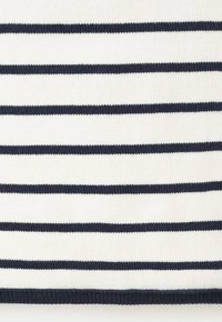 Weißer Stoff mit gleichmäßig verteilten, dünnen schwarzen horizontalen Streifen und einem dickeren schwarzen Rand am unteren Rand.