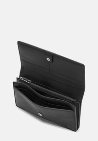 Czarny skórzany portfel z wieloma miejscami na karty, zamkiem błyskawicznym oraz zapięciem na zatrzask. Posiada teksturowaną powierzchnię i elegancki design.
