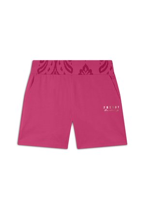Shorts roses avec une ceinture à motifs, comportant deux poches latérales et un logo en argent métallique sur le côté avant droit.