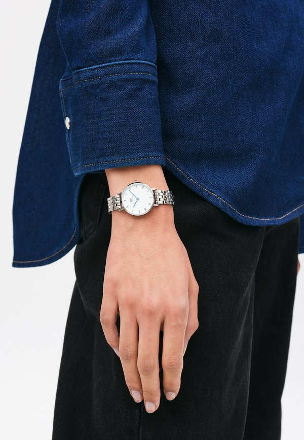 PETITE ROMAN NUMERALS 5-LINK - Uhr